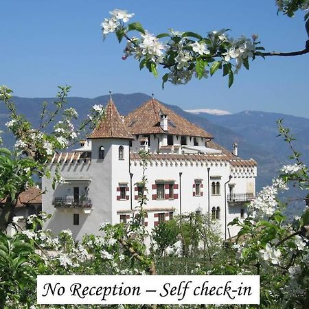 Apartments Schloss Paschbach Appiano Sulla Strada Del Vino Bagian luar foto
