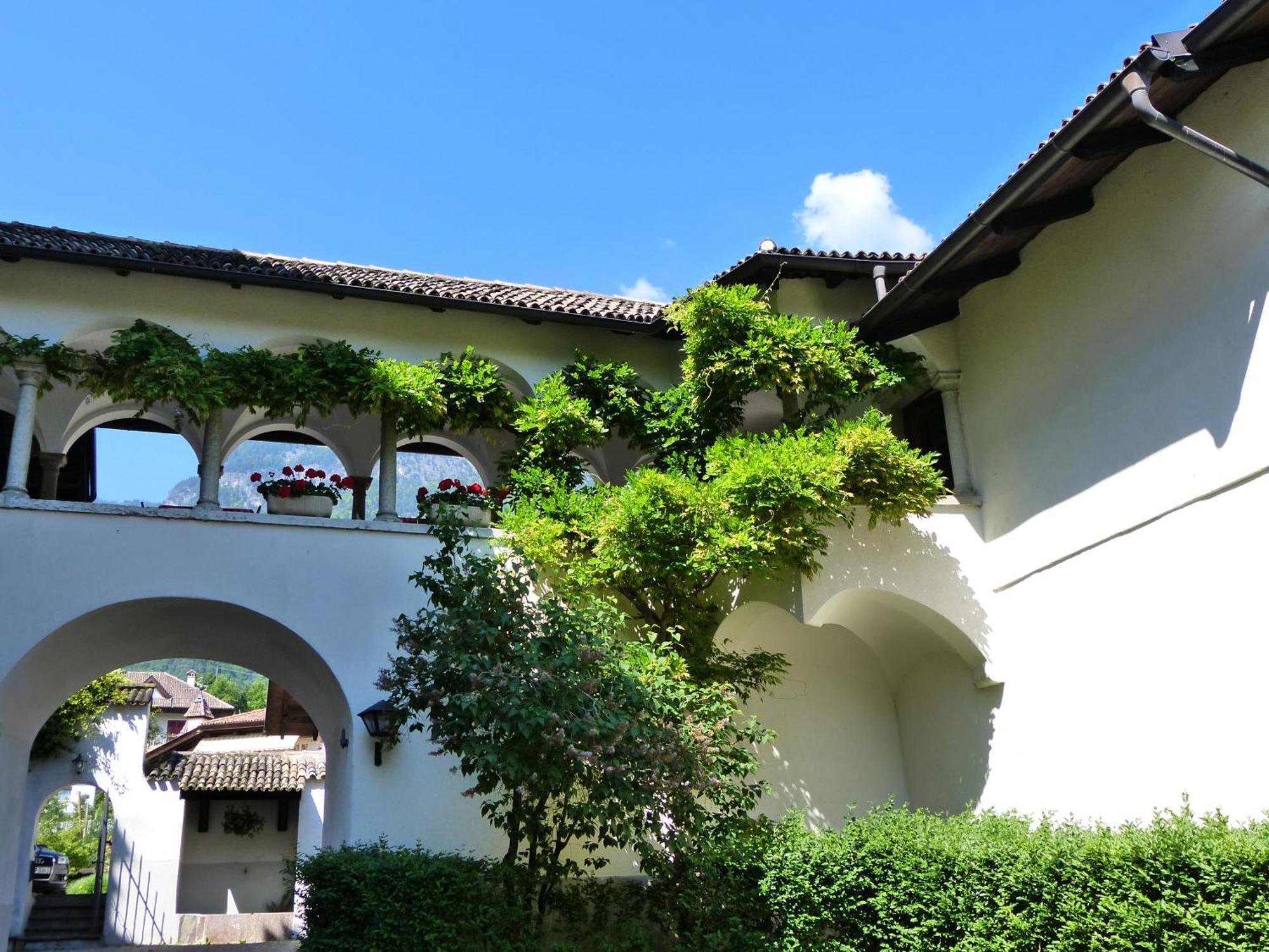 Apartments Schloss Paschbach Appiano Sulla Strada Del Vino Bagian luar foto