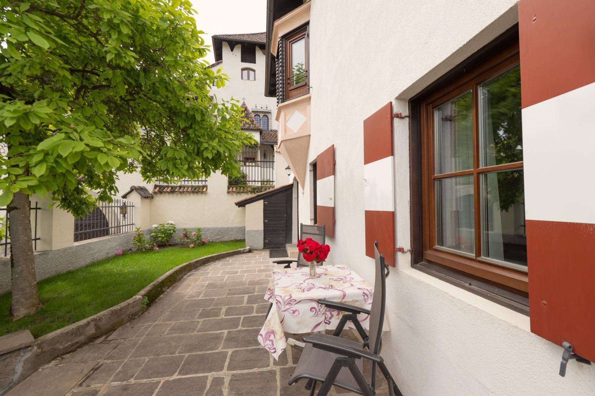 Apartments Schloss Paschbach Appiano Sulla Strada Del Vino Bagian luar foto