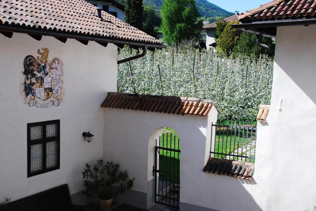 Apartments Schloss Paschbach Appiano Sulla Strada Del Vino Bagian luar foto