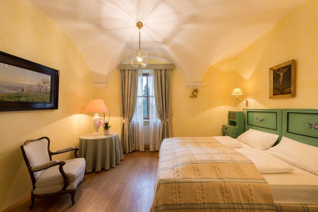Apartments Schloss Paschbach Appiano Sulla Strada Del Vino Bagian luar foto